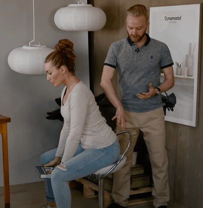 Die erste von vier Übungen: Lendenwirbelsäulenübung - Seated Good Morning